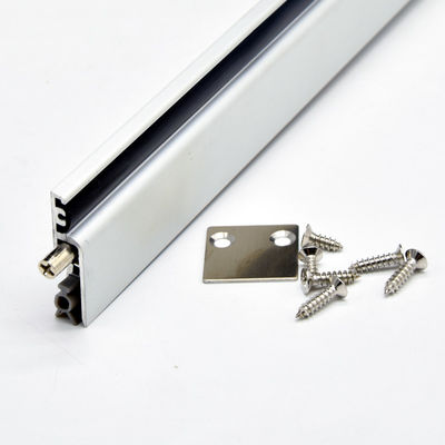 ねじが取付けられた表面を固定したちり止めの自動ドアの最下のシールは透き間を塞ぐ