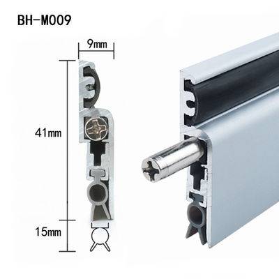 ねじが取付けられた表面を固定したちり止めの自動ドアの最下のシールは透き間を塞ぐ