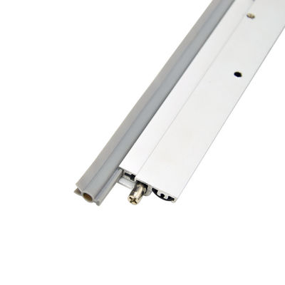 ねじが取付けられた表面を固定したちり止めの自動ドアの最下のシールは透き間を塞ぐ