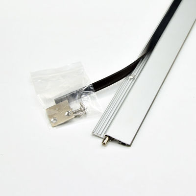 ねじが取付けられた表面を固定したちり止めの自動ドアの最下のシールは透き間を塞ぐ