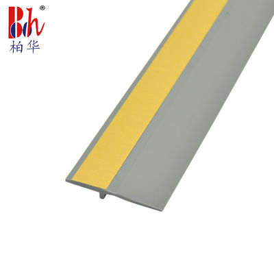 30mmのギャップは証拠のドアの最下のシールのストリップの灰色色に水をまく