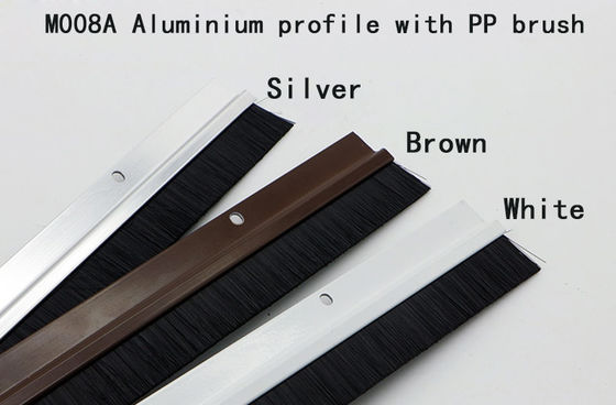 木のドアの最下のブラシの広がりの風の証拠のブロックの昆虫